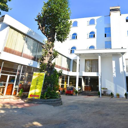 Capitalcity Hotel Бадулла Экстерьер фото